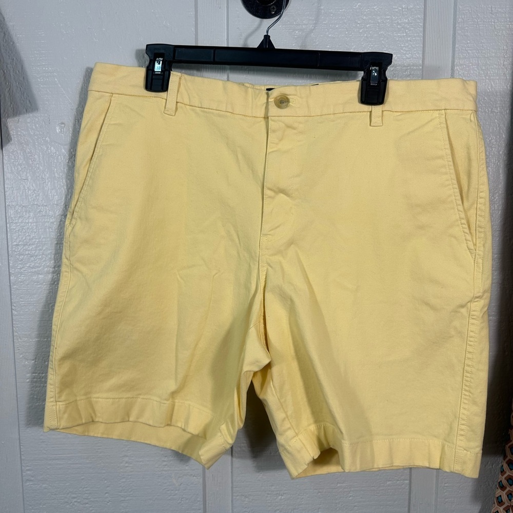 Chaps Yellow Men’s Classic-Fit Flat-Front Shorts Size 36 EUC
